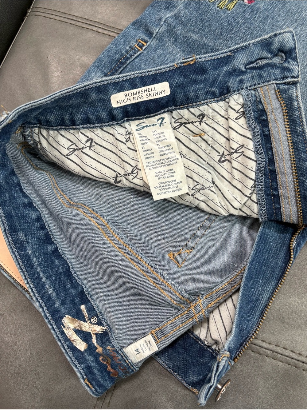 Seven7 Embroidered Crop Blue Jeans Size 14 High Rise EUC (read details) - Picture 3 of 5